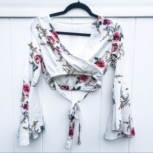 Lightweight crop top w bell sleeves and front tie